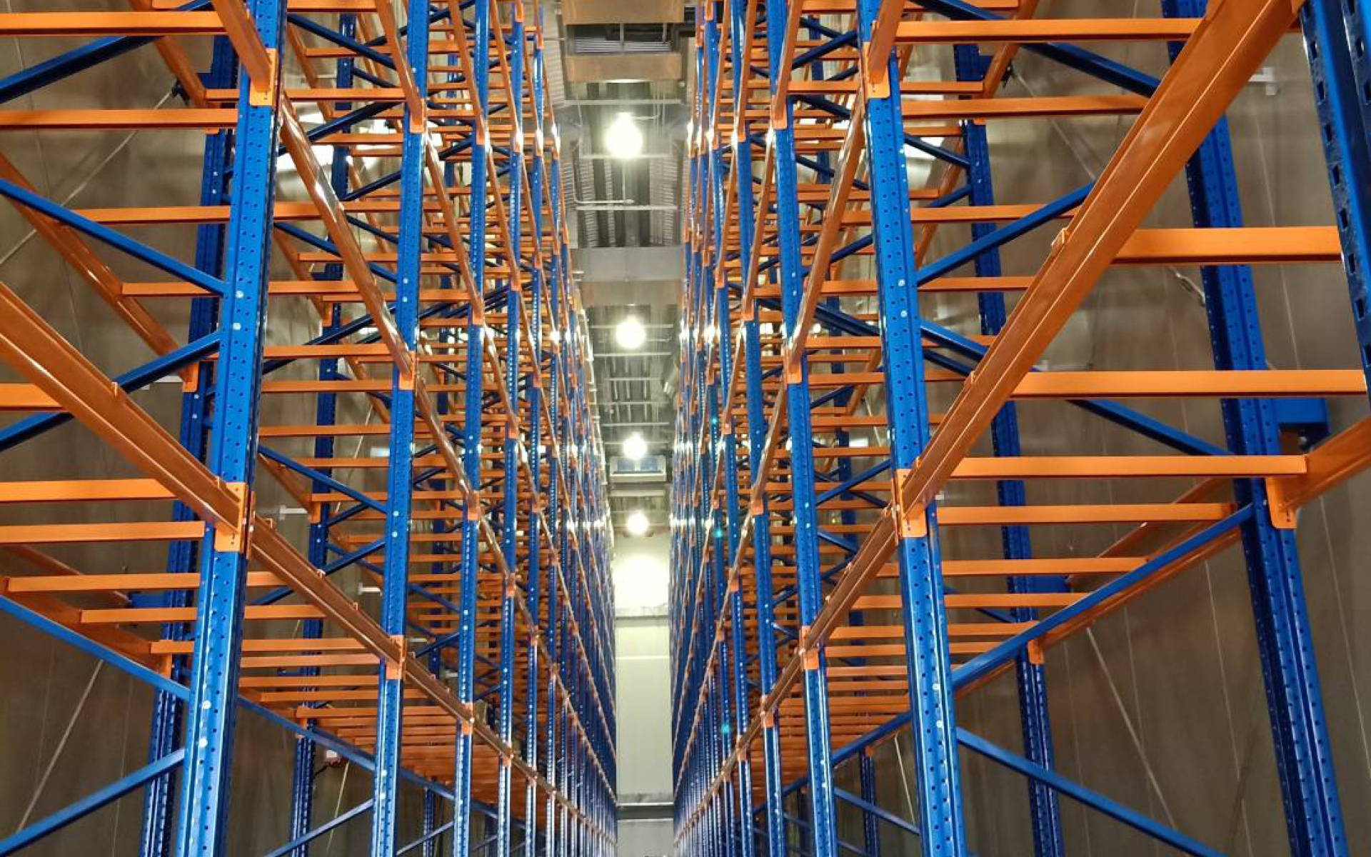 린켐 창고 내부의 선반 설치