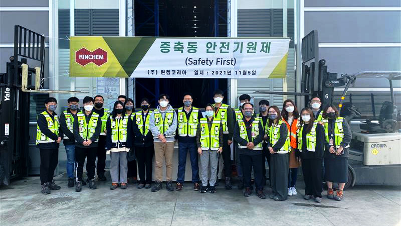 안전 제일 정신을 기리는 근로자들